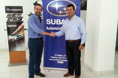 alejandro-trivino-con-juan-manuel-gomez-ponce-acuerdo-patrocinio-subaru