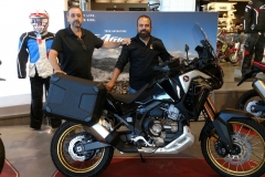 alejandro-trivino-con-manuel-campos-servihonda-malaga-nueva-africa-twin