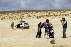 alejandro-trivino-marruecos-moto-en-arena