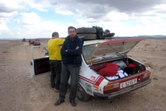 alejandro-trivino-marruecos-rally-renault-12-averiado