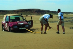 alejandro-trivino-marruecos-suzuki-vitara-atascado-arena-decada-1990