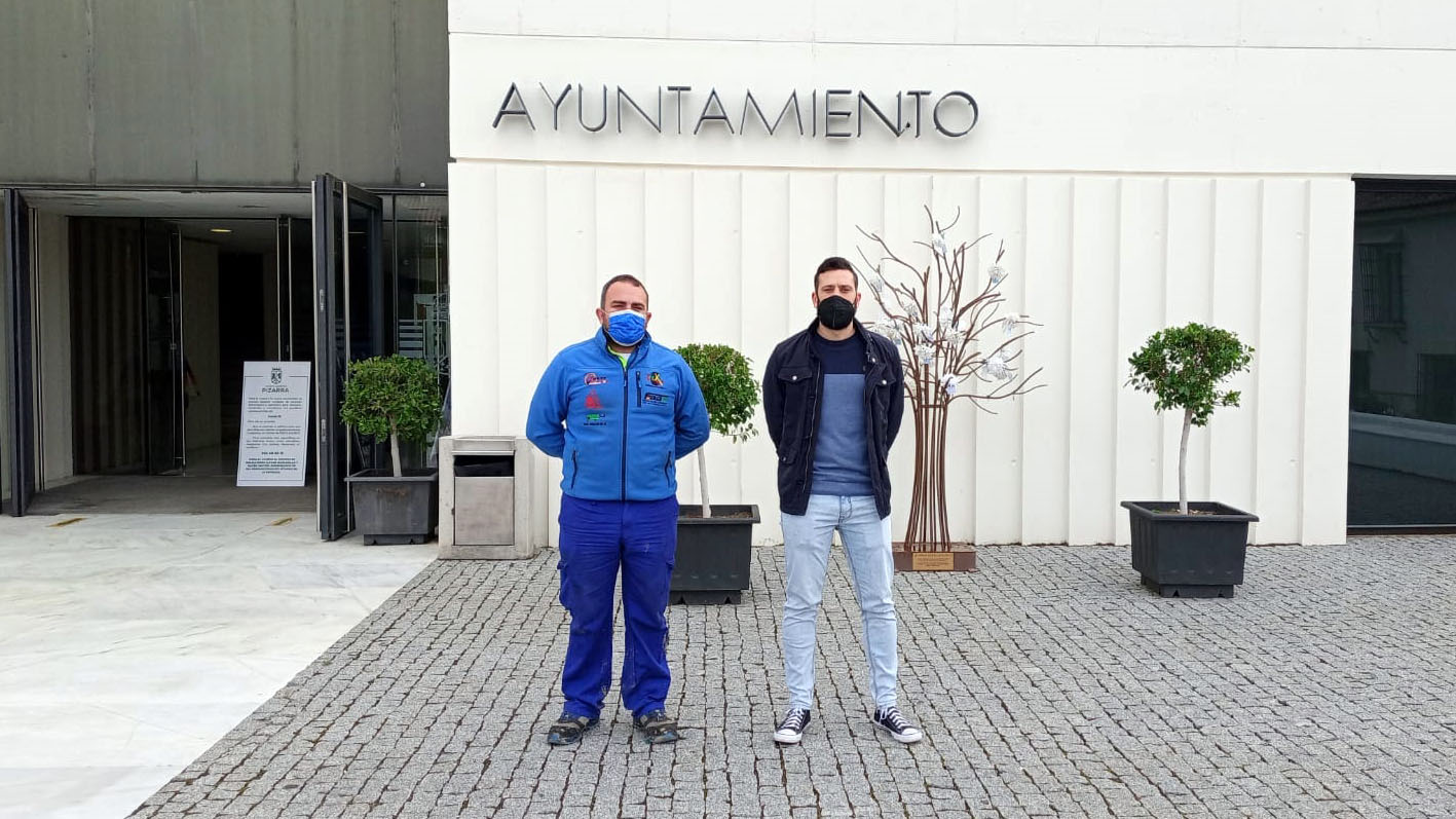 Manuel Campos y Antonio Marín en el Ayuntamiento de Pizarra.