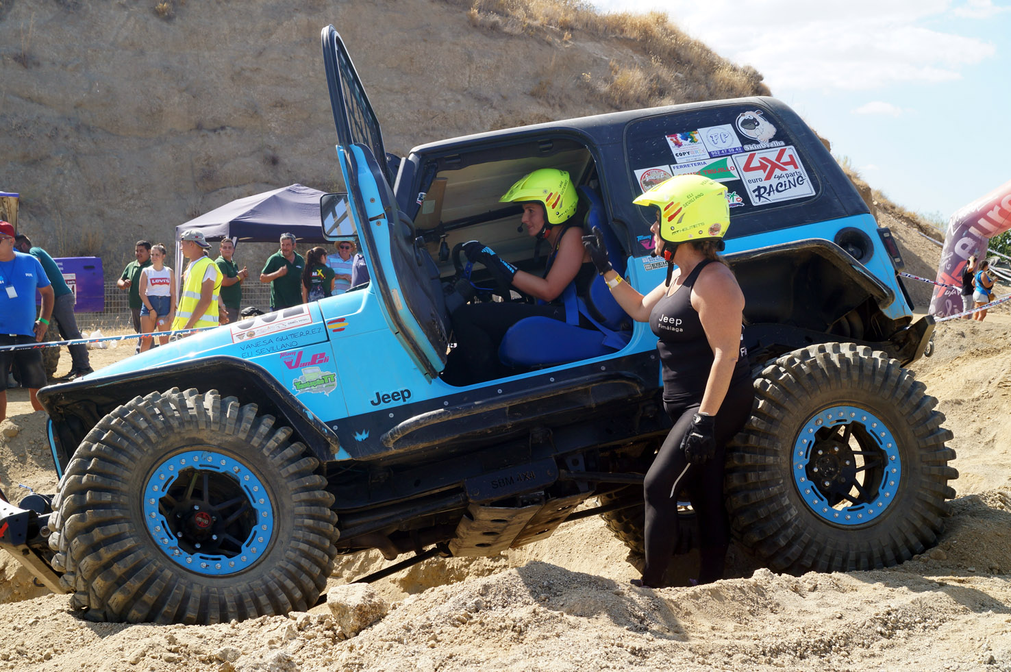 Vanesa Gutiérrez y Elisabeth Sevillano, del equipo VanEli 4x4, en una zona trialera.