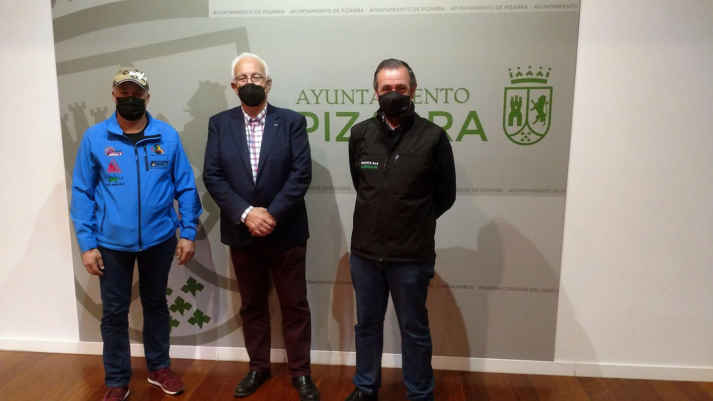 De izquierda a derecha, Juan Millán, Club Deportivo Team Zapatito 4x4, Manuel Alonso, presidente Federación Andaluza de Automovilismo, y Alejandro Triviño, responsable de Prensa Motor Agencia.