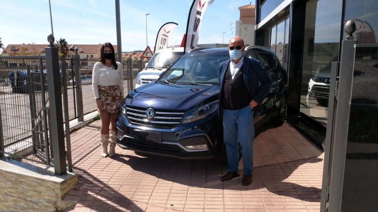 Judith Gómez, directora comercial de El Sanatorio del 4x4, y, Manuel Cámara, Jefe de Ventas de DFSK Málaga.