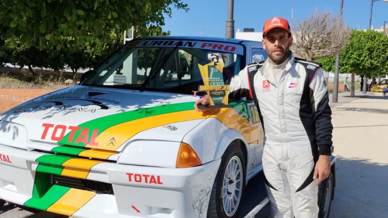 Antonio Zambrana junto al trofeo que lo acredita como vencedor en la Subida a Vejer 2023.